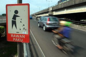 JAKARTA, 9/3 - RAWAN PAKU. Sejumlah kendaraan bermotor melintas di samping sebuah rambu bertuliskan "Rawan Paku" yang terpasang di jembatan layang by pass di Jalan Ahmad Yani, Jakarta Timur, Selasa (9/3). Rambu peringatan tersebut dipasang untuk memberikan peringatan akan bahaya paku kepada para pengguna jalan. FOTO ANTARA/Widodo S. Jusuf/ss/ama/10.